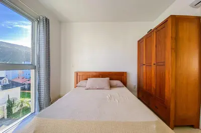 Uma cama ou camas num quarto em Amplo apartamento há poucos metros do mar - 0462