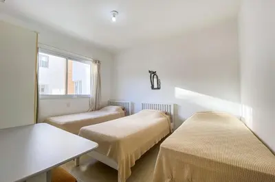 Uma cama ou camas num quarto em Amplo apartamento há poucos metros do mar - 0462