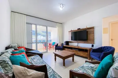 Uma televisão e/ou sistema de entretenimento em Amplo apartamento há poucos metros do mar - 0462