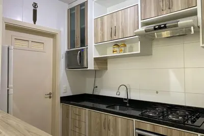 A cozinha ou kitchenette de Amplo apartamento há poucos metros do mar - 0462