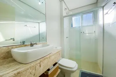 Uma casa de banho em Amplo apartamento há poucos metros do mar - 0462