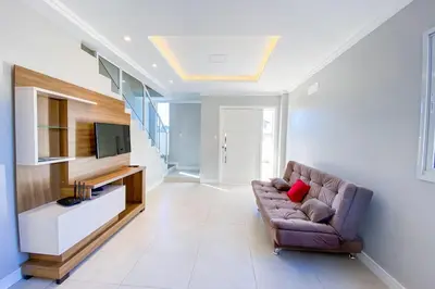 Uma televisão e/ou sistema de entretenimento em Casa 850 metros do mar com Piscina Privativa - 0467