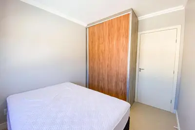 Uma cama ou camas num quarto em Casa 850 metros do mar com Piscina Privativa - 0467