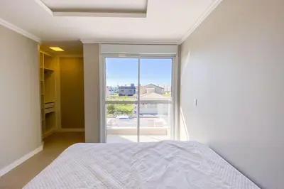 Uma cama ou camas num quarto em Casa 850 metros do mar com Piscina Privativa - 0467