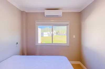 Uma cama ou camas num quarto em Casa 850 metros do mar com Piscina Privativa - 0467