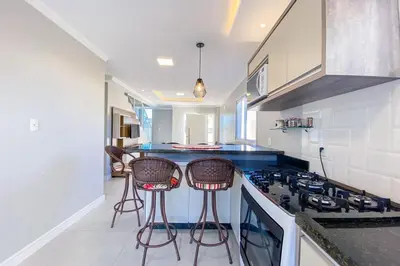 A cozinha ou kitchenette de Casa 850 metros do mar com Piscina Privativa - 0467