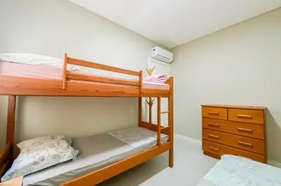Uma cama ou camas num quarto em Curta a Praia de Palmas a 450m do mar! - 0323