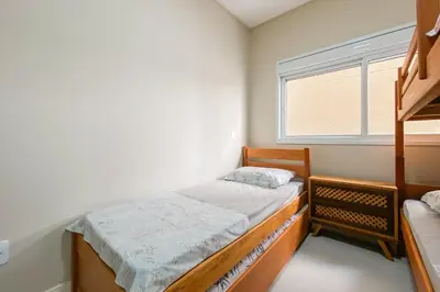 Uma cama ou camas num quarto em Curta a Praia de Palmas a 450m do mar! - 0323