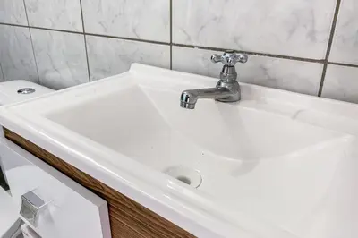 Uma casa de banho em Apto na Vila Gastronômica de Palmas - 0470