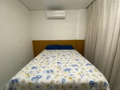 Uma cama ou camas num quarto em Praia de Palmas, 450m da Praia, Novo e Garden - 0472