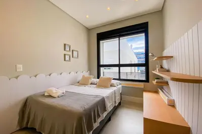 Uma cama ou camas num quarto em Lindo apto novo, decorado, prox ao mar - 0474