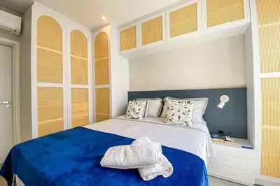 Uma cama ou camas num quarto em Lindo apto novo, decorado, prox ao mar - 0474