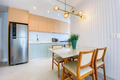 A cozinha ou kitchenette de Lindo apto novo, decorado, prox ao mar - 0474
