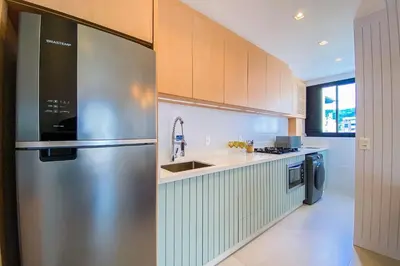 A cozinha ou kitchenette de Lindo apto novo, decorado, prox ao mar - 0474