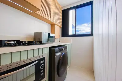 A cozinha ou kitchenette de Lindo apto novo, decorado, prox ao mar - 0474