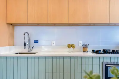 A cozinha ou kitchenette de Lindo apto novo, decorado, prox ao mar - 0474