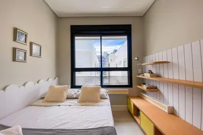 Uma cama ou camas num quarto em Lindo apto novo, decorado, prox ao mar - 0474