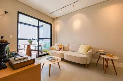Uma área de estar em Lindo apto novo, decorado, prox ao mar - 0474