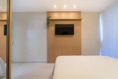 Uma televisão e/ou sistema de entretenimento em Condomínio Costão Náutico