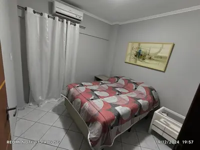 Uma cama ou camas num quarto em A una cuadra del mar en Meia Praia - Itapema sc