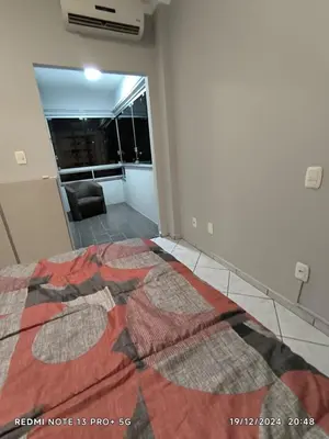 Uma cama ou camas num quarto em A una cuadra del mar en Meia Praia - Itapema sc