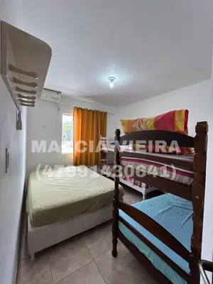 Uma cama ou camas num quarto em Casa no centro com piscina próximo a praia
