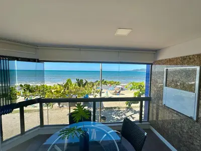 Uma vista do mar geral ou uma vista do mar a partir do apartamento