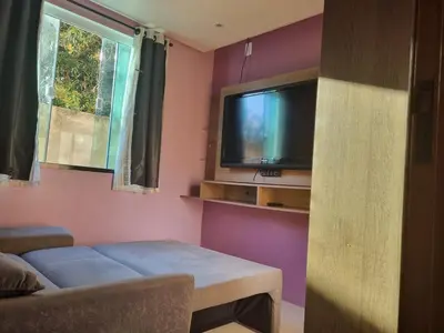 Uma televisão e/ou sistema de entretenimento em Casa 600 mts da praia do Simao Canto dos Ganchos