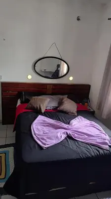 Uma cama ou camas num quarto em Suíte Nostalgia Ar refrigerado TV55
