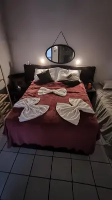 Uma cama ou camas num quarto em Suíte Nostalgia Ar refrigerado TV55
