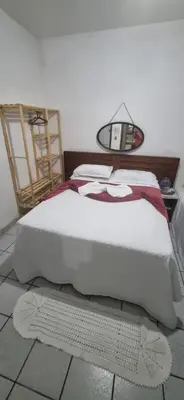 Uma cama ou camas num quarto em Suíte Nostalgia Ar refrigerado TV55