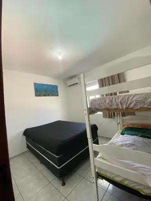Uma cama ou camas num quarto em Casa com piscina