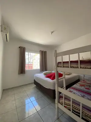 Uma cama ou camas num quarto em Casa com piscina
