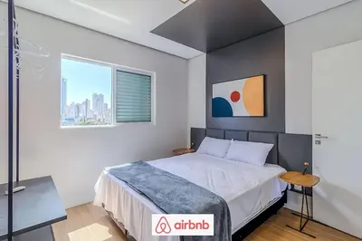 Uma cama ou camas num quarto em Apartamento novíssimo a 5 minutos Barra Sul