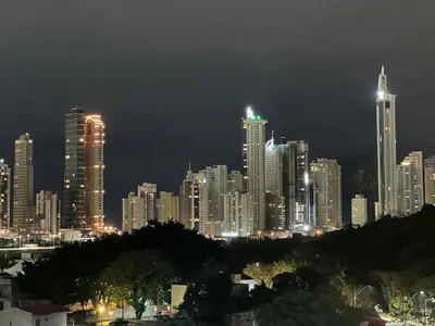 Uma vista geral de Balneário Camboriú ou a vista da cidade a partir do apartamento
