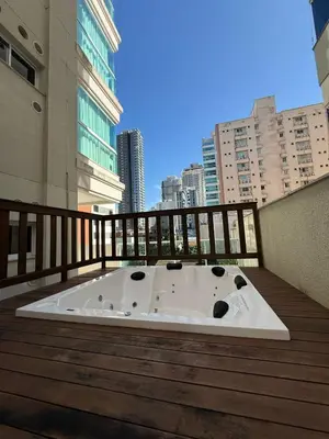 A planta de 3 suítes com jacuzzi e banheira, próx do Hard Rock Café em Meia Praia