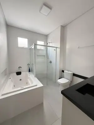 A planta de 3 suítes com jacuzzi e banheira, próx do Hard Rock Café em Meia Praia