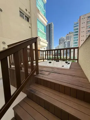 A planta de 3 suítes com jacuzzi e banheira, próx do Hard Rock Café em Meia Praia