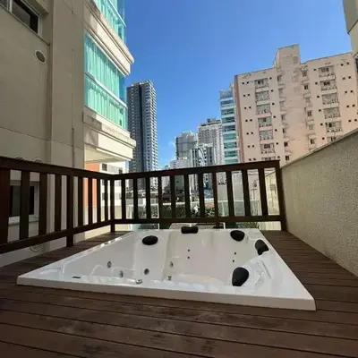 3 suítes com jacuzzi e banheira
