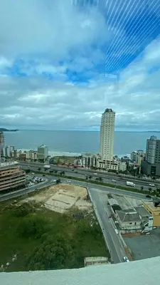 Uma vista do mar geral ou uma vista do mar a partir do apartamento