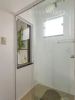 Uma casa de banho em Casa ampla a 100m da praia – Conforto e lazer