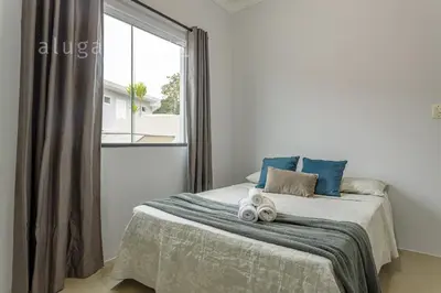 Uma cama ou camas num quarto em Casa ampla a 100m da praia – Conforto e lazer