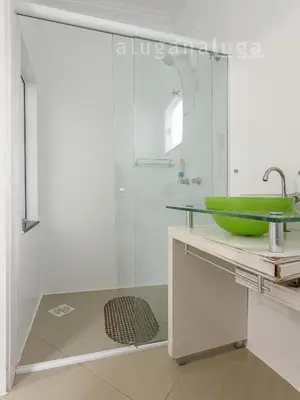 Uma casa de banho em Casa ampla a 100m da praia – Conforto e lazer