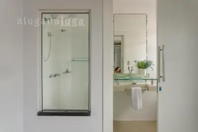 Uma casa de banho em Casa ampla a 100m da praia – Conforto e lazer