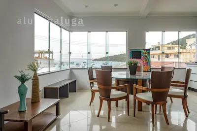 Uma televisão e/ou sistema de entretenimento em Casa ampla a 100m da praia – Conforto e lazer