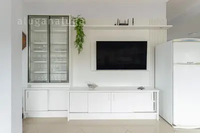 Uma televisão e/ou sistema de entretenimento em Casa ampla a 100m da praia – Conforto e lazer