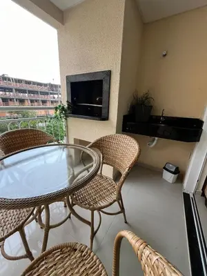 Uma televisão e/ou sistema de entretenimento em Bombinhas Summer Beach Apto moderno a 300 m da praia