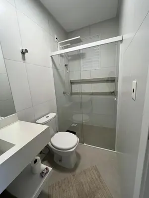 Uma casa de banho em Bombinhas Flat 4 pessoas