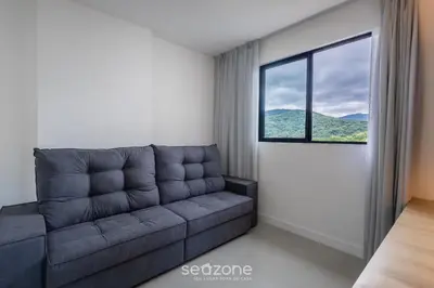 Uma área de estar em Apto 2Q c/ varanda prox ao mar Itapema MTS1503