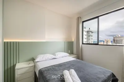 Uma cama ou camas num quarto em Apto 2Q c/ varanda prox ao mar Itapema MTS1503